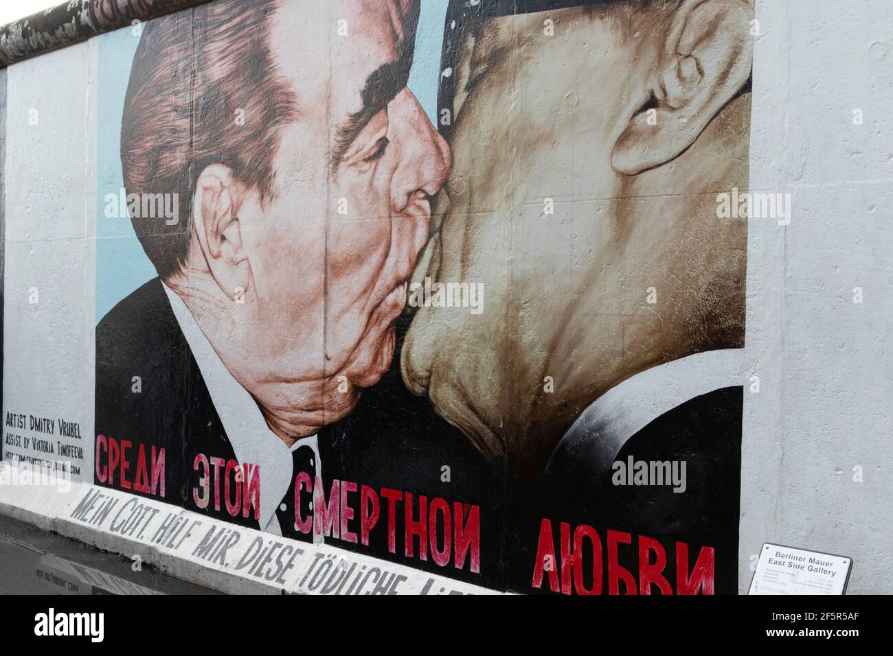 Un primo piano dei graffiti di Henry Kissinger sul Muro di Berlino Foto Stock