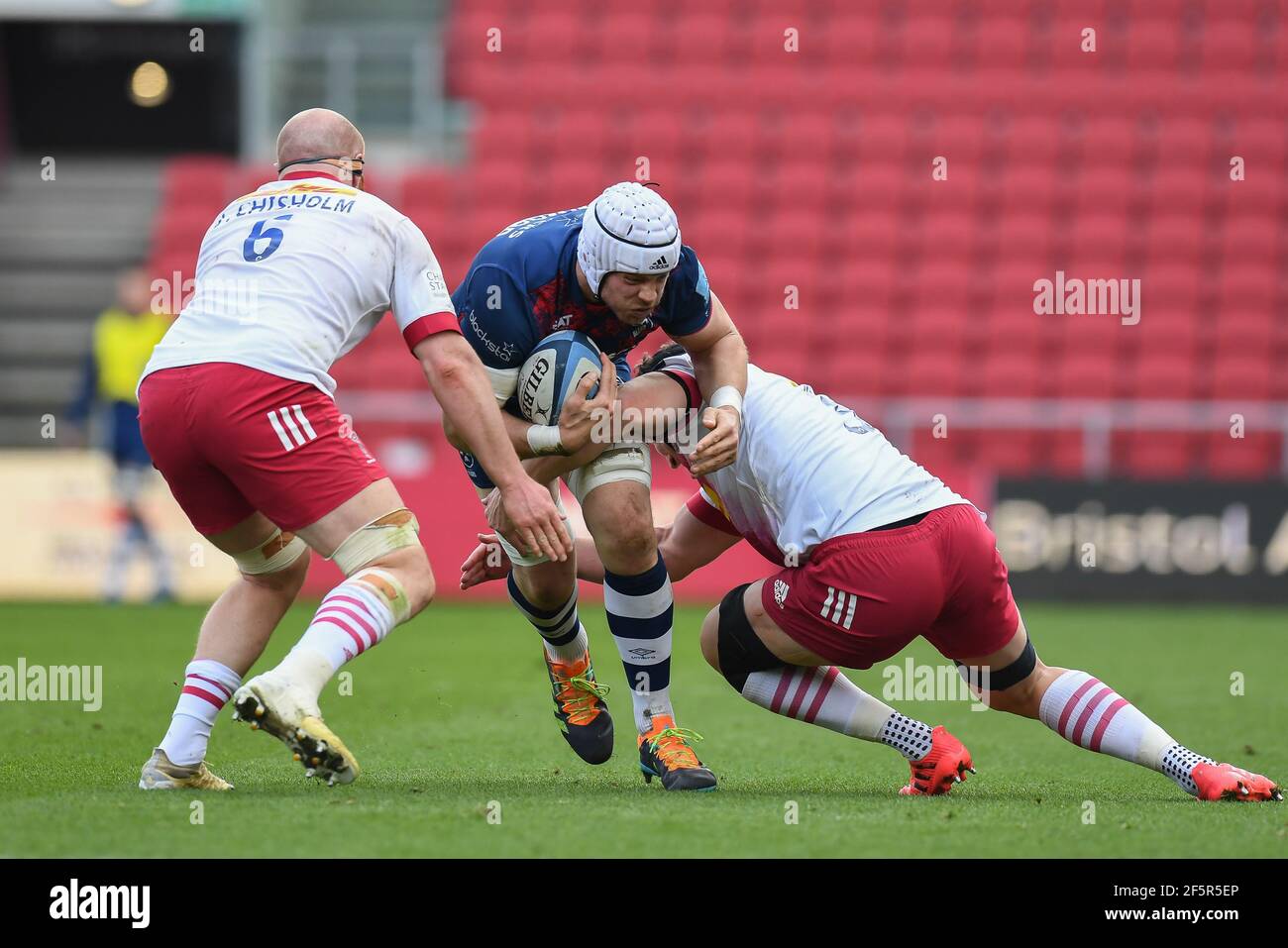 Bristol, Regno Unito. 27 Marzo 2021. Dave Attwood di Bristol Bears è stato affrontato da Dino Lamb e James Chisholm di Harlequins a Bristol, Regno Unito il 27/2021. (Foto di Mike Jones/News Images/Sipa USA) Credit: Sipa USA/Alamy Live News Foto Stock