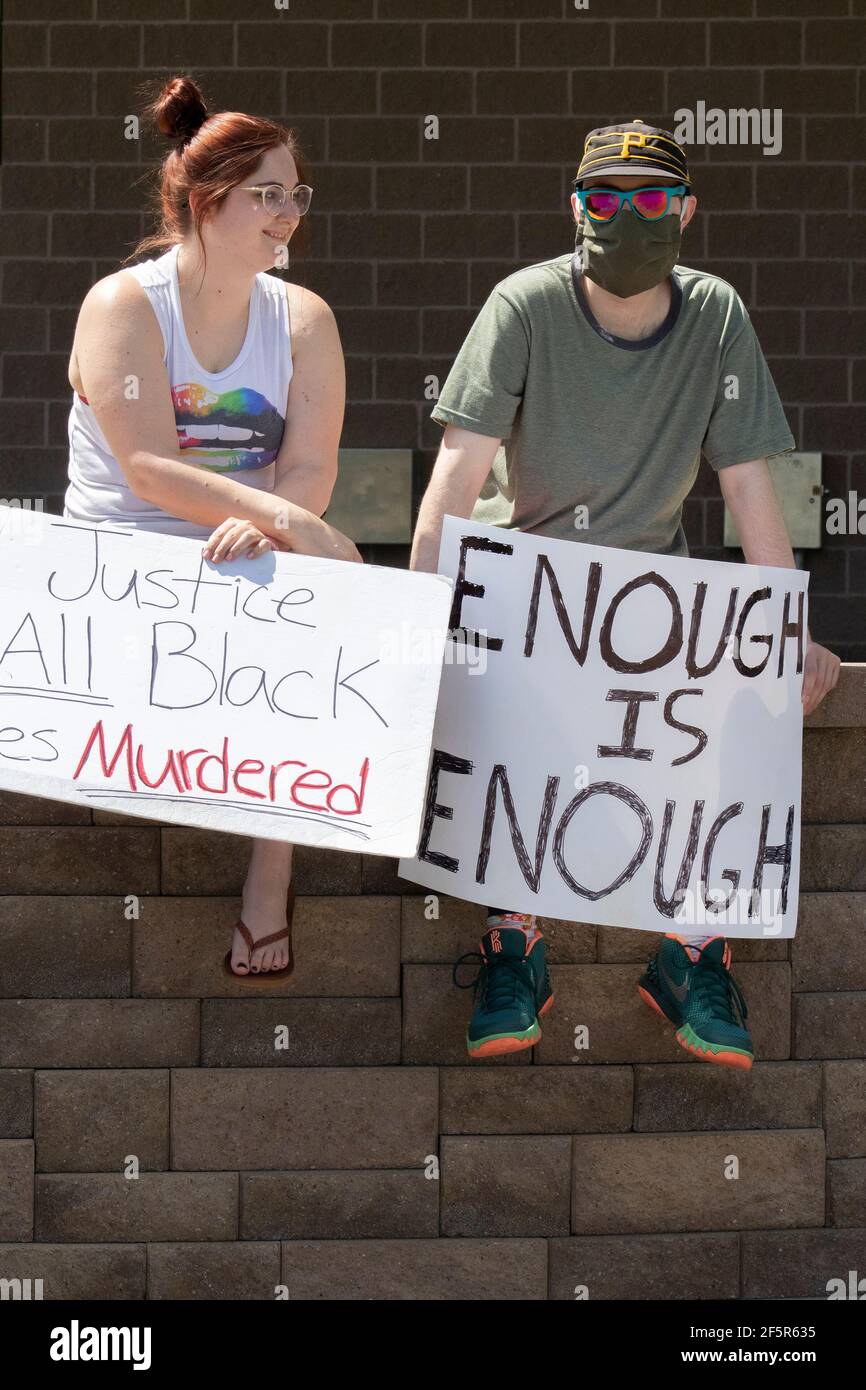 BLM Black Lives materia protesta o Rally in piccola città America Foto Stock