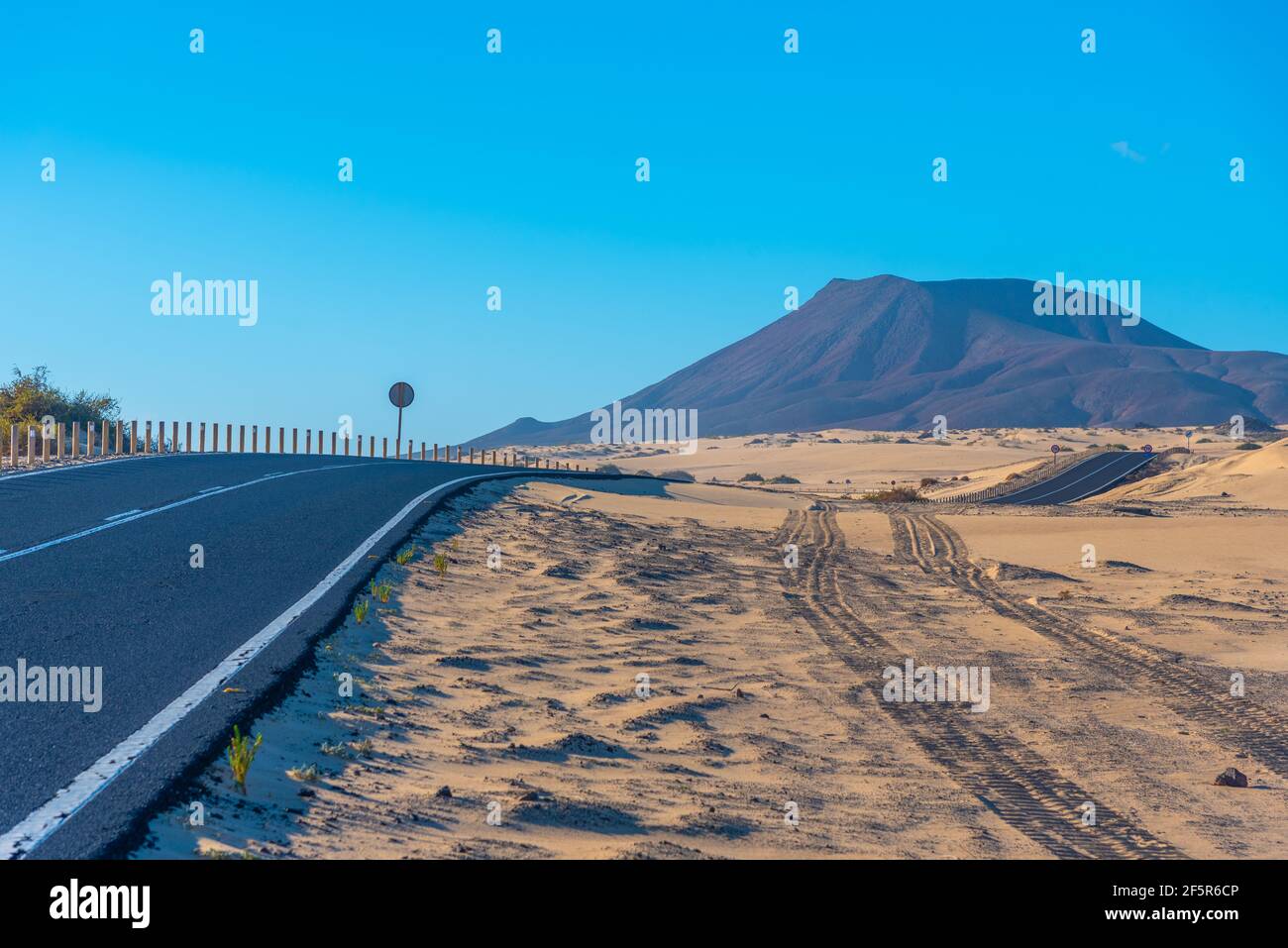 Strada che attraversa le dune di sabbia di Corralejo a Fuerteventura, isole Canarie, Spagna. Foto Stock