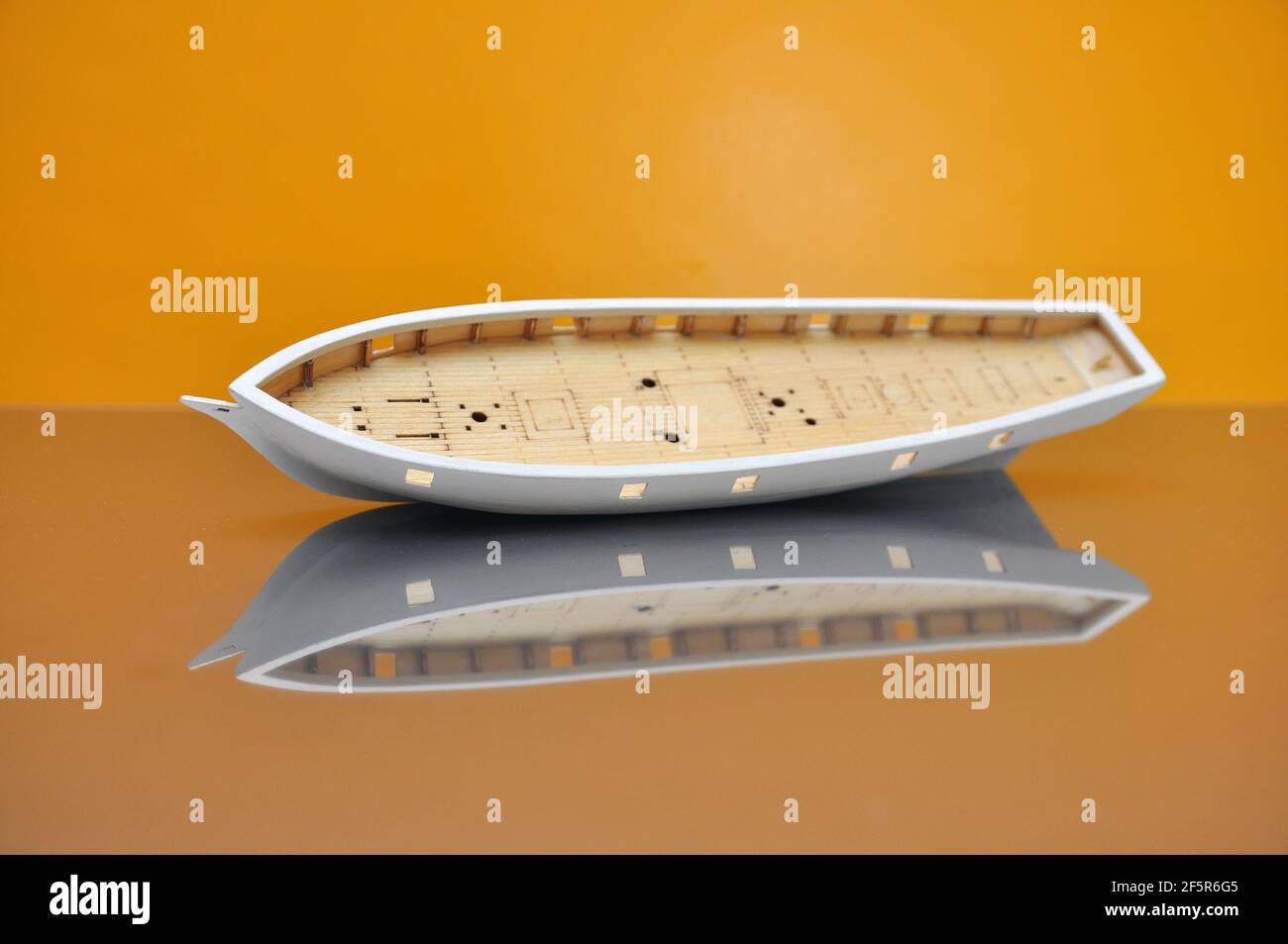 Fare un modello di una nave a vela, lo scafo della nave su uno sfondo giallo. Hobby Foto Stock