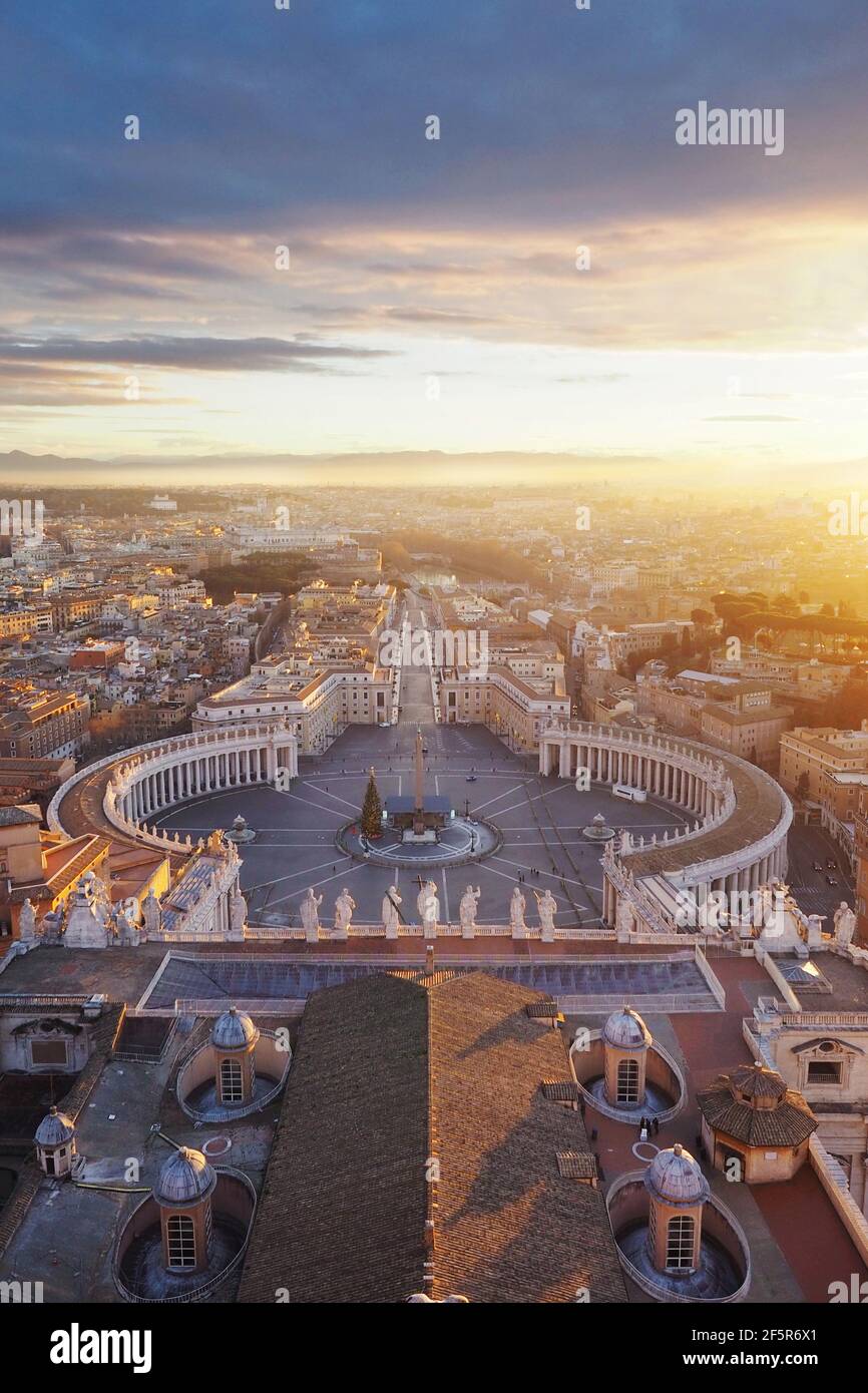 Sonnenaufgang in Rom von der Kuppel des Petersdom. Am Bild zu sehen ist der menschenleere Petersdom im Vatikan. Alba a Roma con vista sul Vaticano Foto Stock