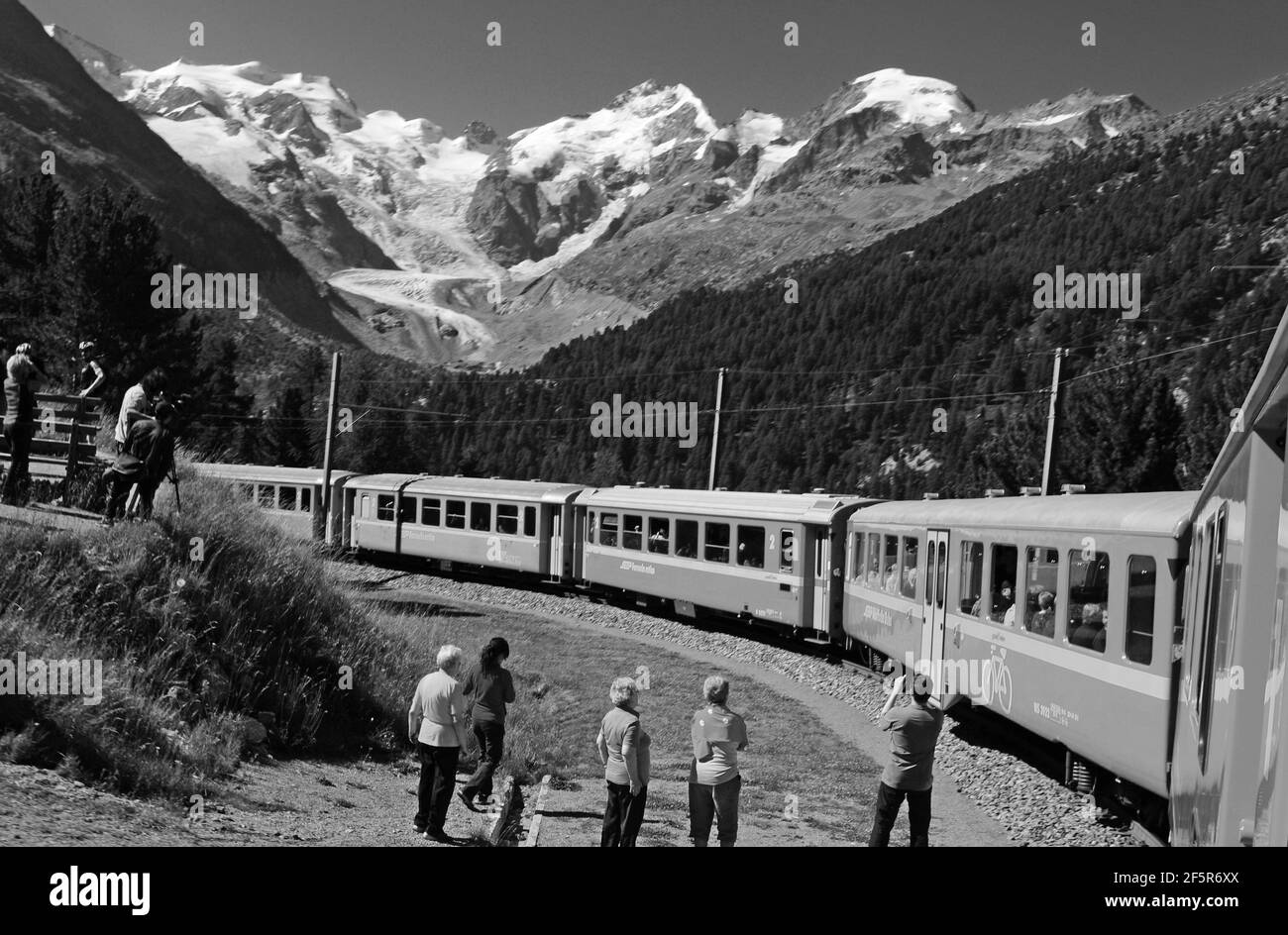 Attrazioni turistiche: il famoso Trenino Rosso del Bernina curvatura nella parte anteriore del ghiacciaio del Morteratsch Foto Stock