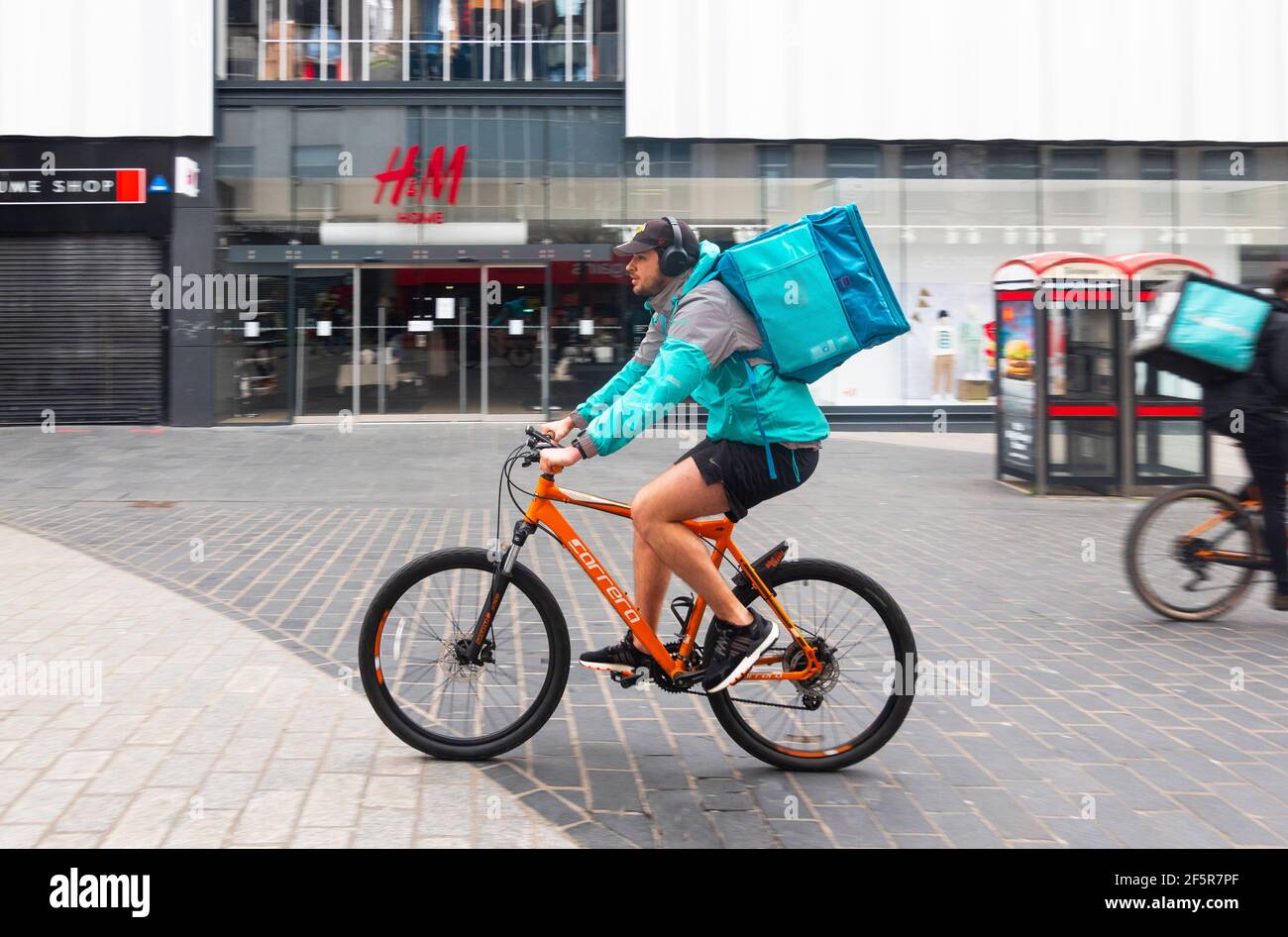 Due ciclisti Deliveroo si passano l'uno sull'altro in Church Street A Liverpool Foto Stock