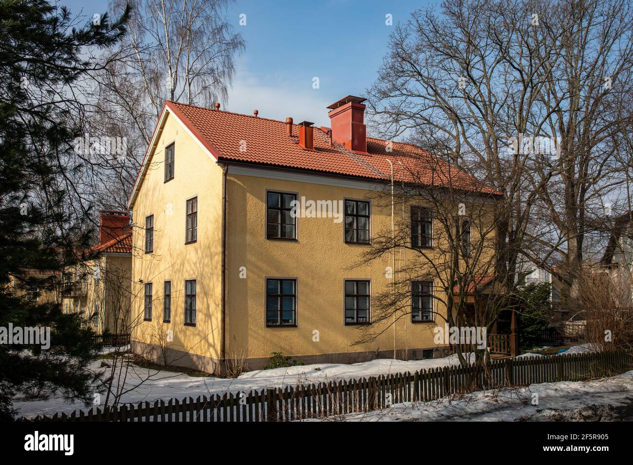 Tammitie 11. Edificio residenziale giallo risalente al 1928, progettato da Emil Svensson, nel quartiere Munkkiniemi di Helsinki, Finlandia. Foto Stock