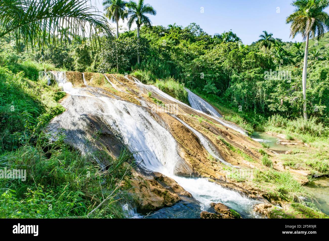Una delle cascate inferiori e l'area di nuoto della cascata El Nicho si trova sul fiume Hanabanilla, nelle montagne Escambray, provincia di Cienfuegos, Cuba Foto Stock