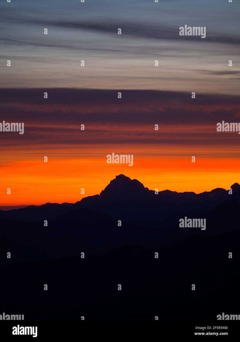 Sonnenaufgang mit Blick auf Berg Foto Stock