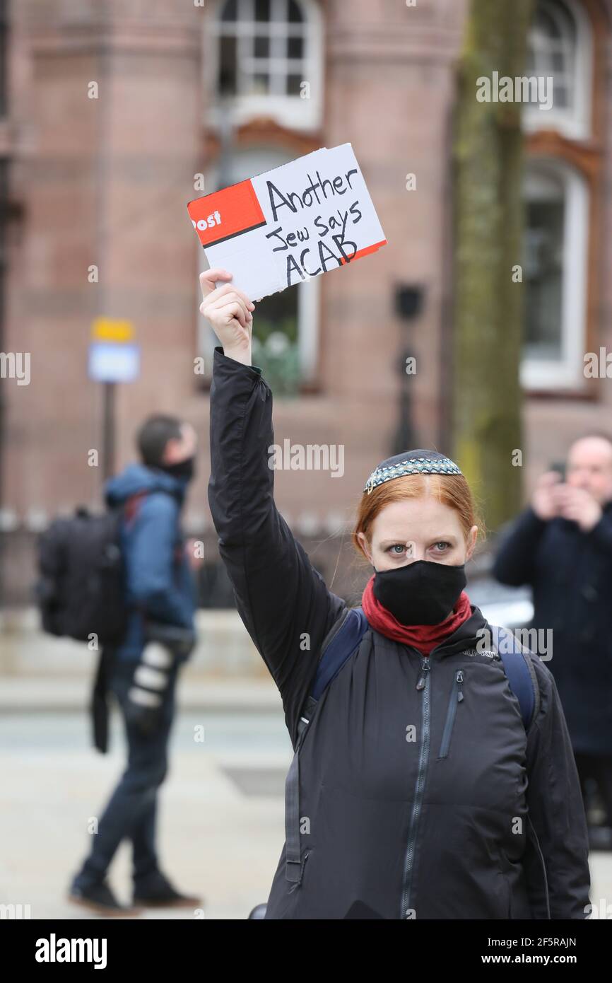 Manchester, Regno Unito. 27 marzo 2021. Centinaia di manifestanti sono scesi in piazza con una dimostrazione di "uccidere il Bill". I manifestanti hanno causato ore di caos nel traffico intorno al centro della città tenendo le proteste seduti. Gli autobus di Oxford Road dovevano essere girati e prendere percorsi alternativi. Nel tardo pomeriggio si è verificato un arresto con la polizia mentre i manifestanti hanno bloccato le linee del tram. Dopo le richieste di andare avanti dove ignorato, la polizia Tactical Aid Unit si è trasferita e ha afferrato molti dei manifestanti. Sono stati fatti diversi arresti. Manchester, Regno Unito. Credit: Barbara Cook/Alamy Live News Foto Stock