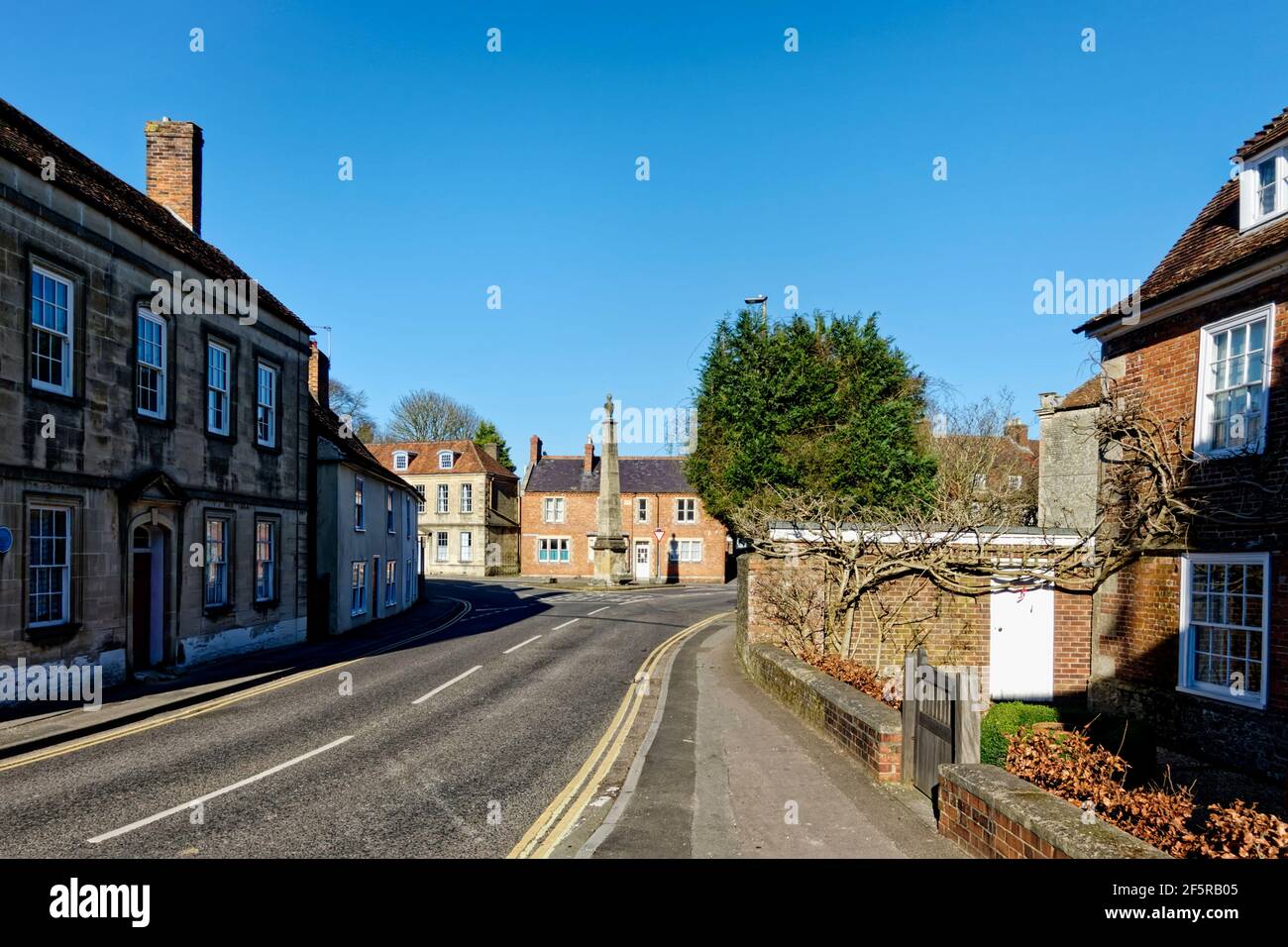 Warminster, Wiltshire, UK - Febbraio 28 2021: L'Obelisco in Silver Street, Warminster, Wiltshire, Inghilterra, UK visto da Vicarage Street Foto Stock