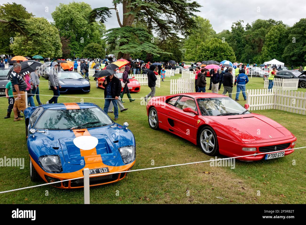 Wilton House, Wiltshire, Regno Unito - Agosto 10 2014: Una collezione di rare e costose supercar tra cui una Ford GT40 e una Ferrari F355 GTS Foto Stock