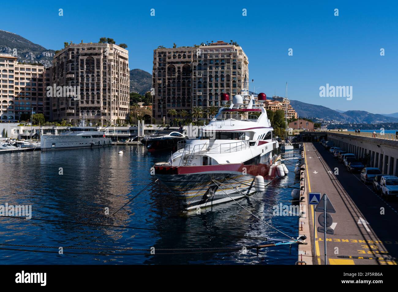 Monaco, Monaco - 17 marzo 2021: Yacht di lusso nel porto di Cap d'Ail e Monaco paesaggio urbano sullo sfondo Foto Stock