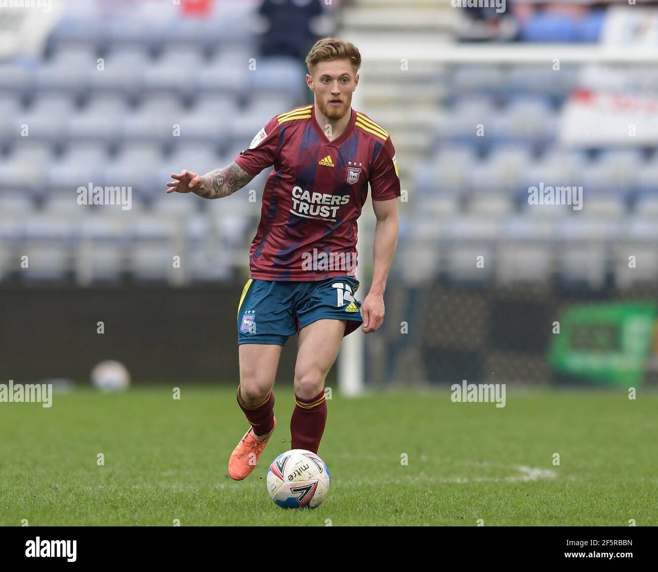 Wigan, Regno Unito. 27 Marzo 2021. Teddy Bishop n. 15 di Ipswich Town corre con la palla a Wigan, Regno Unito il 27/2021. (Foto di Simon Whitehead/News Images/Sipa USA) Credit: Sipa USA/Alamy Live News Foto Stock