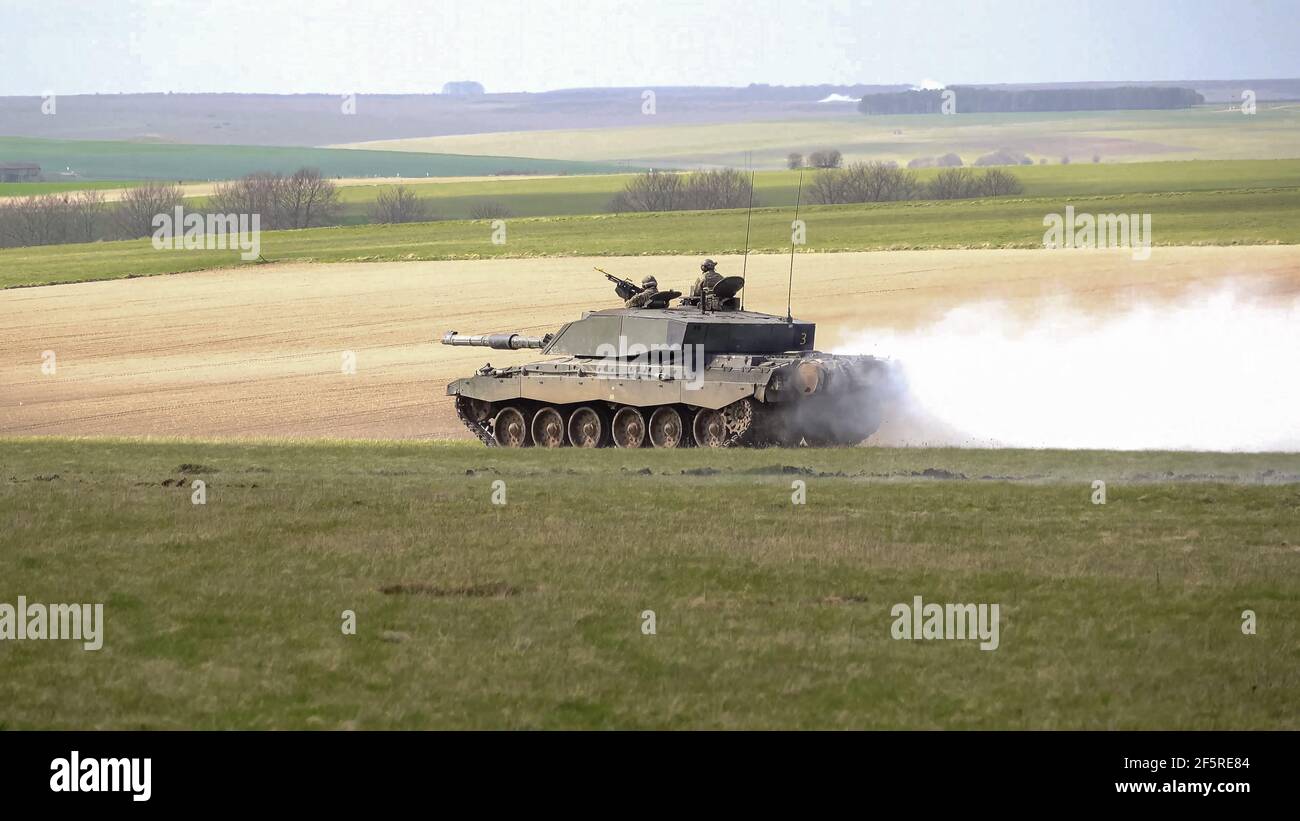 Un carro armato principale dell'esercito britannico Challenger 2 II che crea uno spesso schermo di fumo bianco durante le manovre, Salisbury Plain Foto Stock