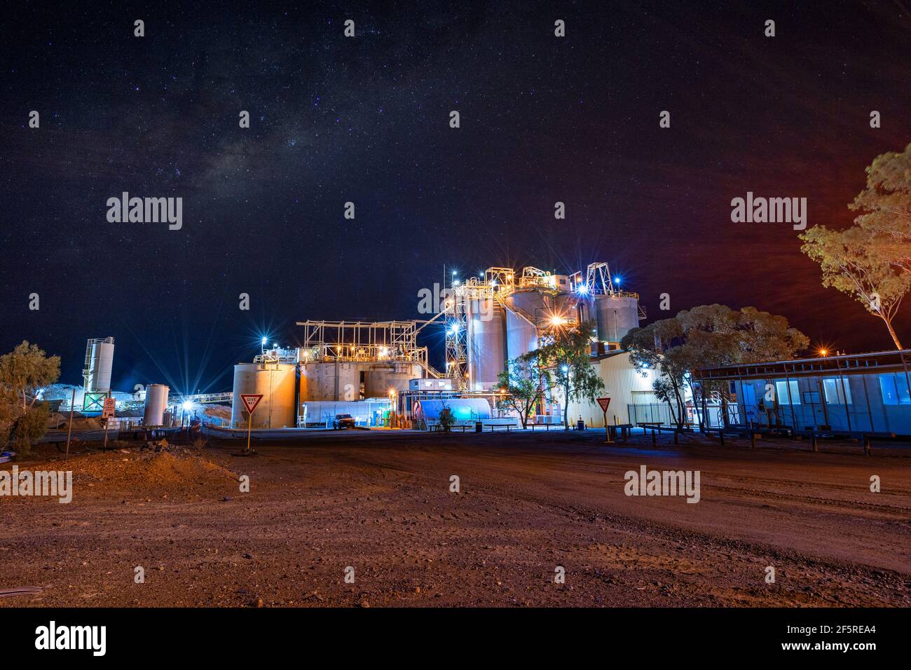 Stabilimento di lavorazione dell'oro di notte, Australia Occidentale Foto Stock
