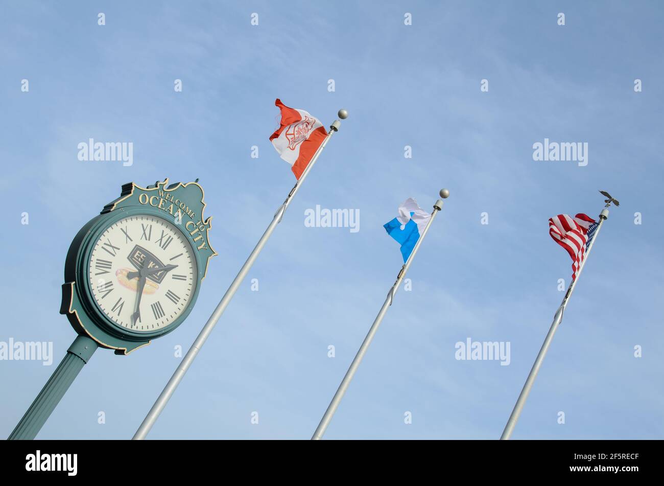 L'Ocean City Clock and Flags lungo la spiaggia di Ocean City, Maryland, USA Foto Stock