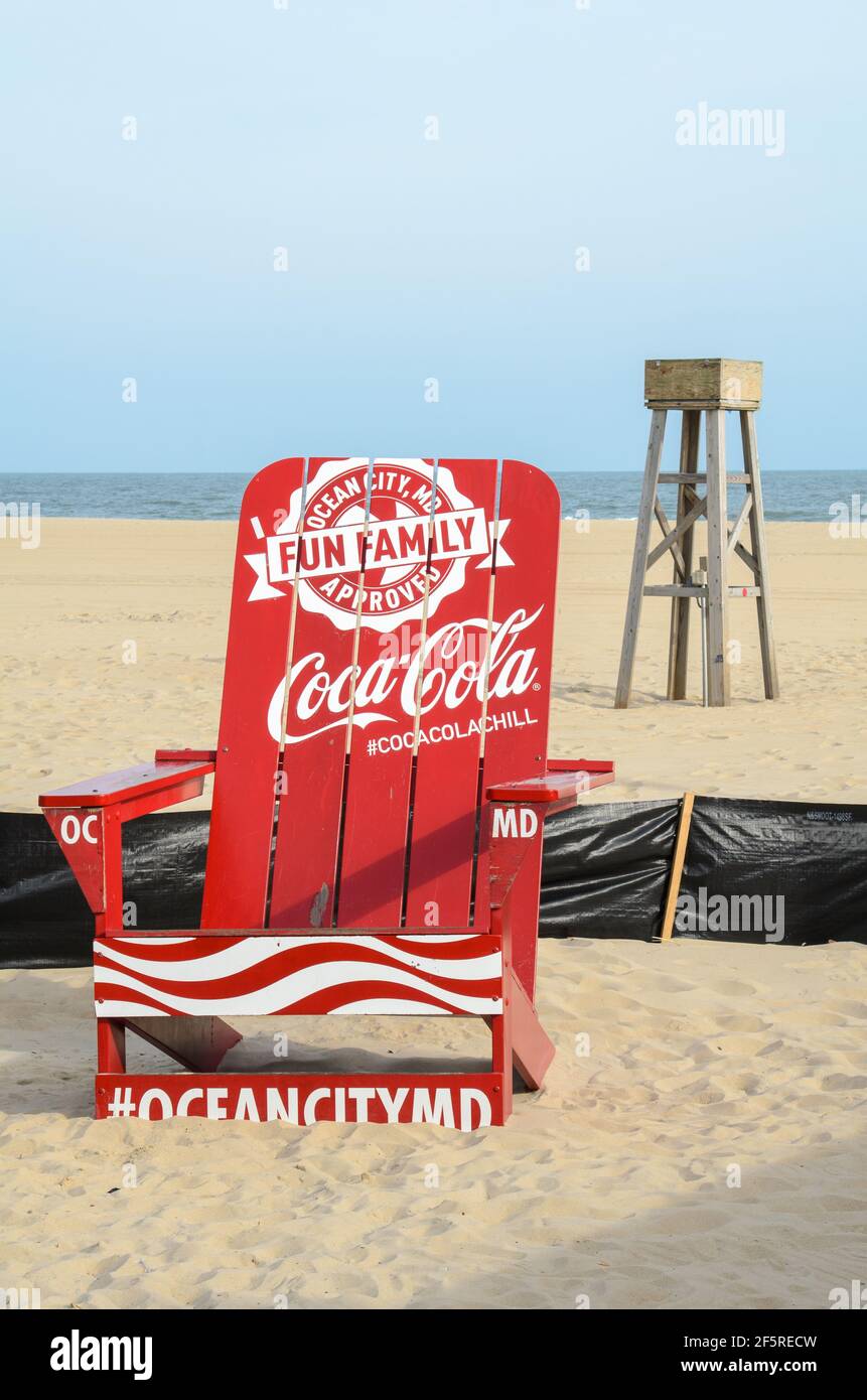 La sedia rossa Big Coca-Cola Branded sulla spiaggia di Ocean City, Maryland, USA Foto Stock