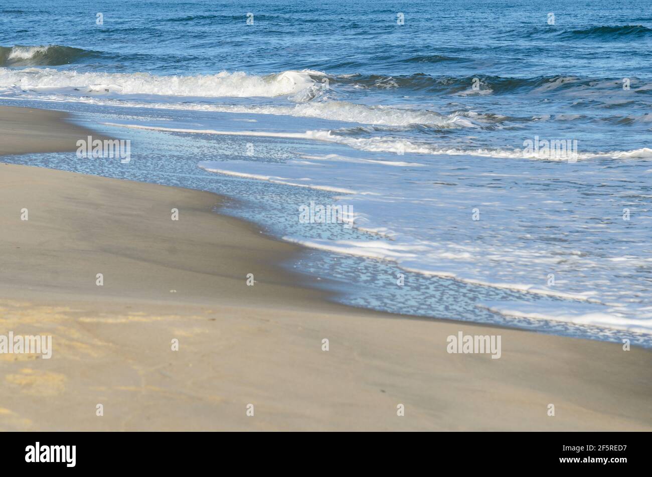 Il litorale vuoto lungo la costa di Assateague/Chincoteague sulla costa orientale degli Stati Uniti Foto Stock