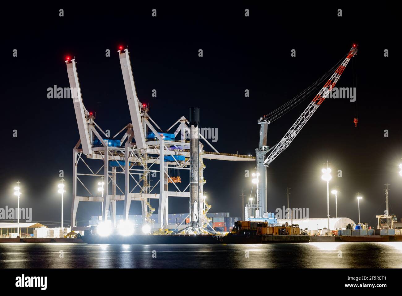 SpaceX Falcon 9 Rocket Booster in arrivo a Port Canaveral, Florida Foto Stock