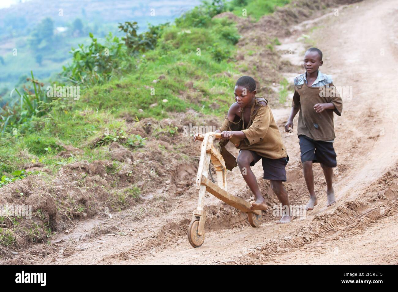 Bambini africani che giocano con scooter in legno Foto Stock