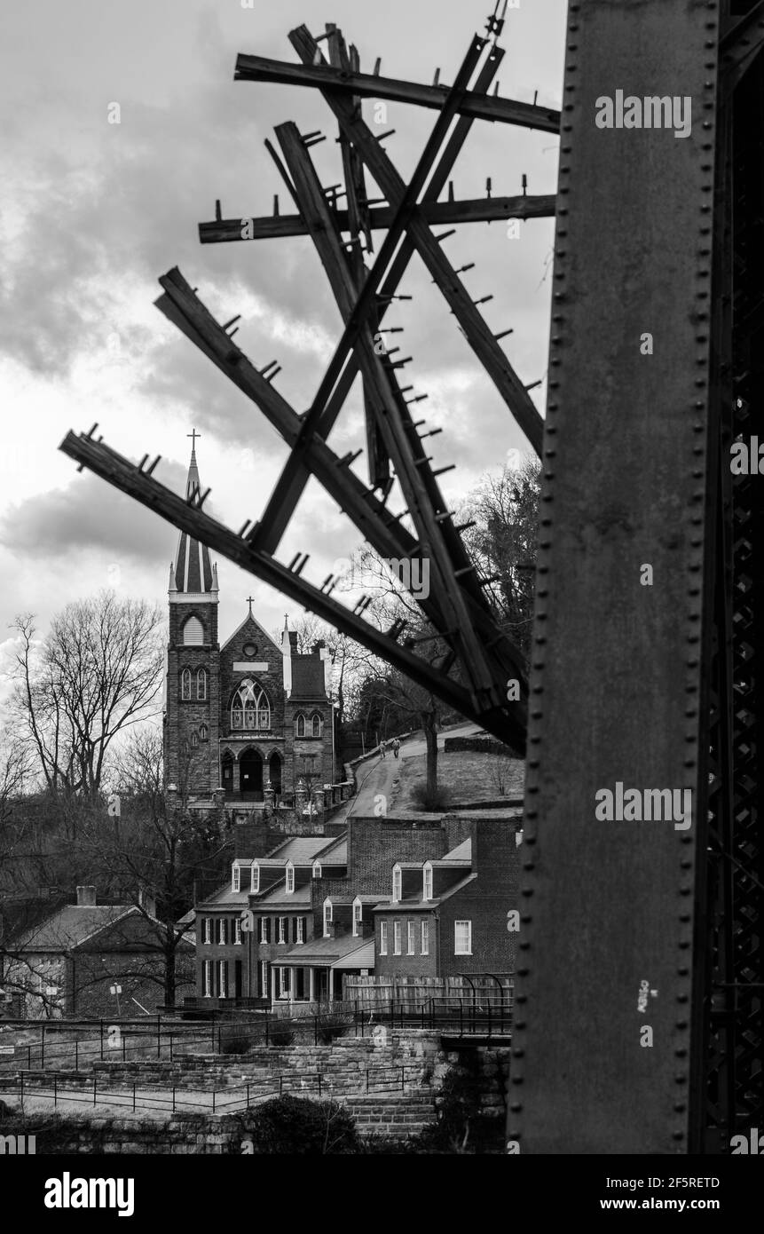 Harpers Ferry visto dal ponte ferroviario nel Parco Nazionale di Harpers Ferry nella Virginia Occidentale Foto Stock