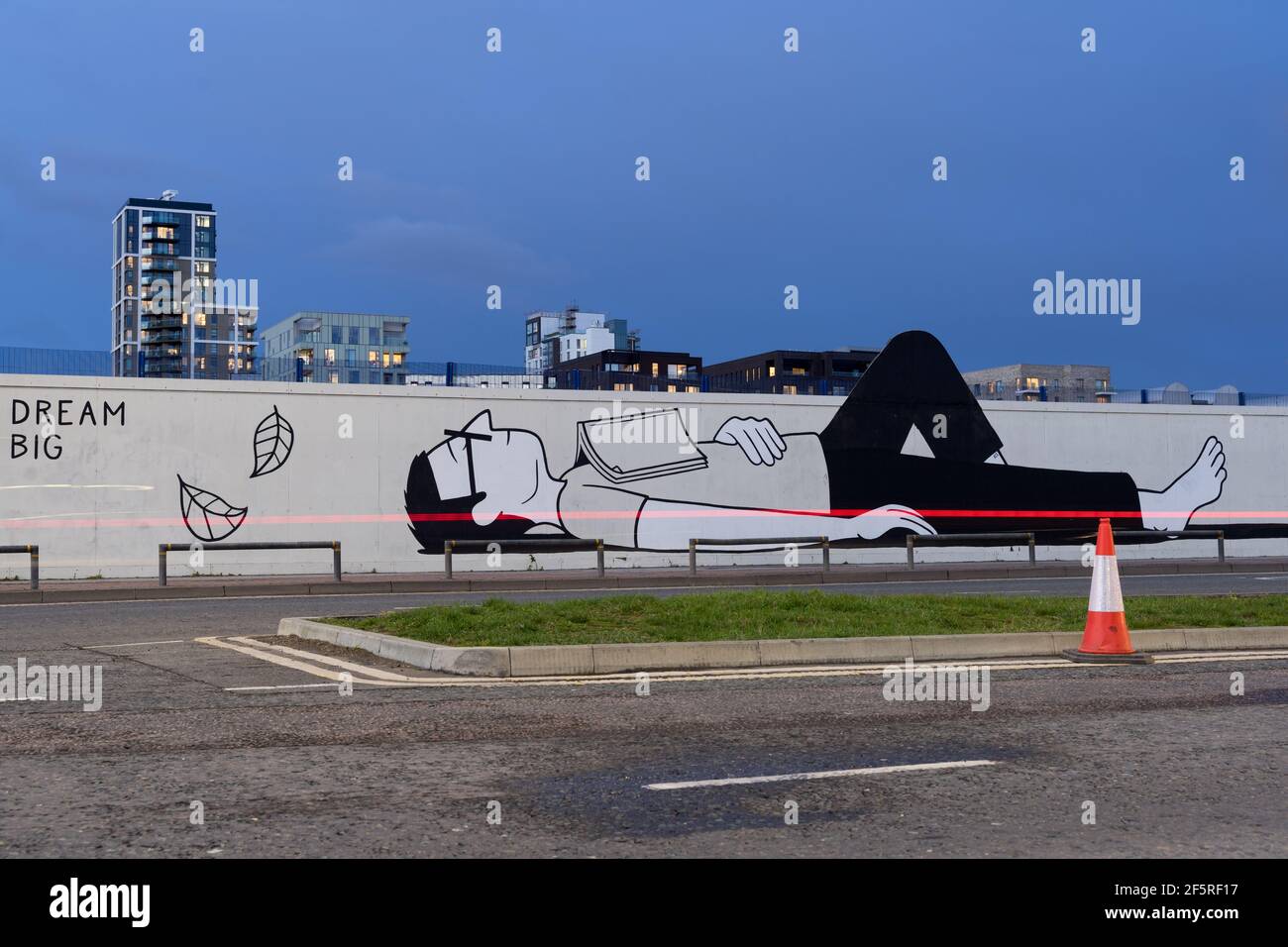 Dream Big Drawing mostra un uomo con vetro si adagiato sulla schiena con un libro aperto sul petto, Londra Foto Stock