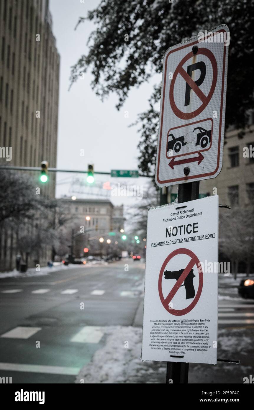 Un cartello di divieto di parcheggio e un cartello con divieto di accesso alle armi a Richmond, Virginia, USA Foto Stock