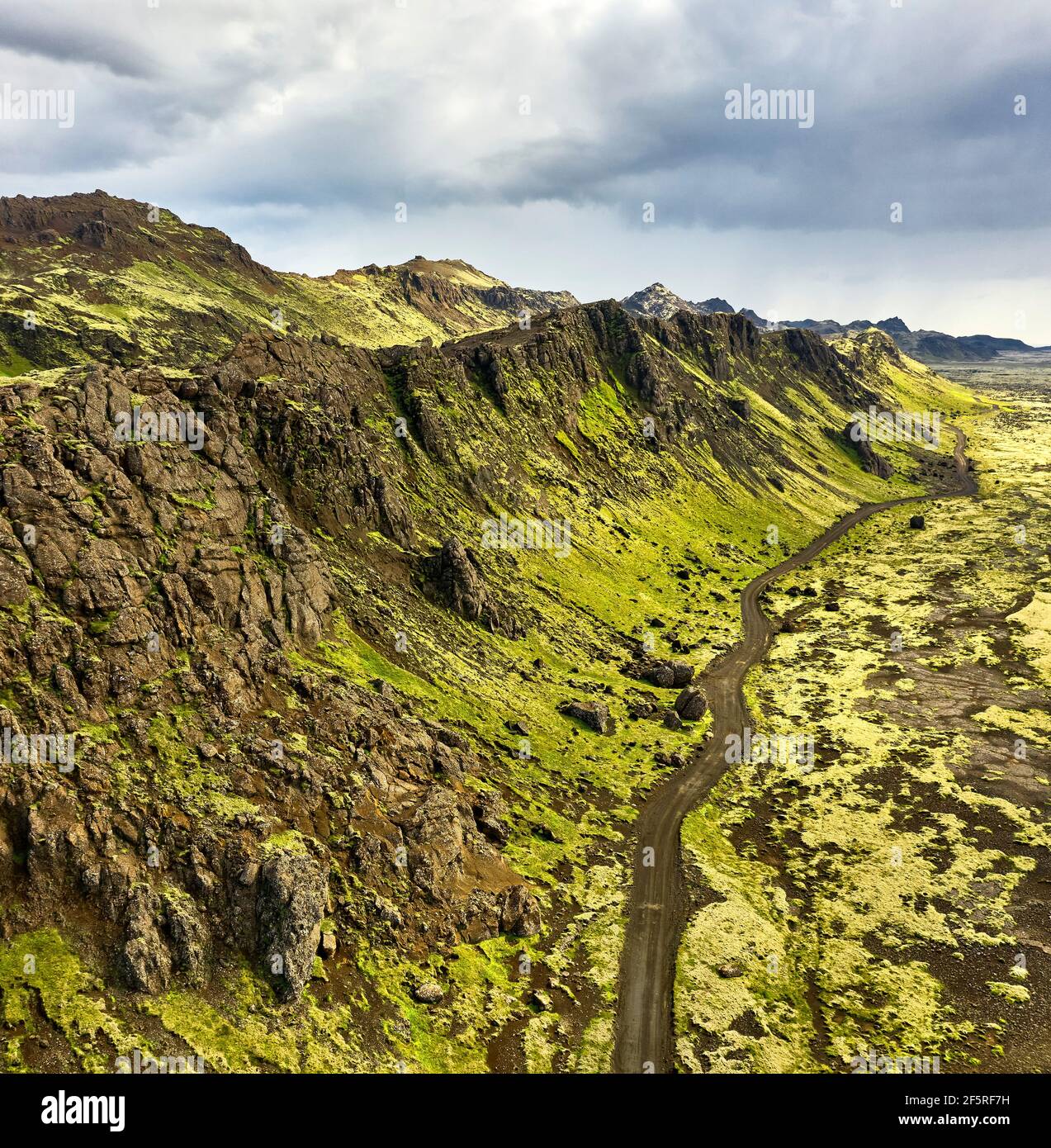 Cresta di montagna ruvida in giornata Foto Stock