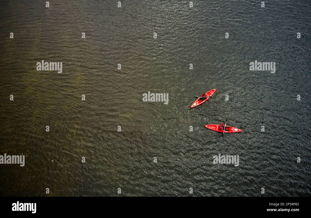 Barche rosse su acqua scura Foto Stock