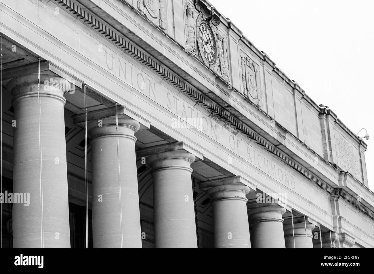 L'Old Union Station Building di Richmond, Virginia, USA in bianco e nero e si concentra sulle forme e i dettagli architettonici. Foto Stock