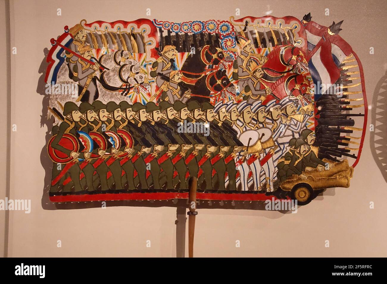 AMSTERDAM, PAESI BASSI - Dic 12, 2018 - Wayang burattini di esercito coloniale olandese e giavanesi durante la guerra di Java, Tropen Museum di Amsterdam, Paesi Bassi Foto Stock