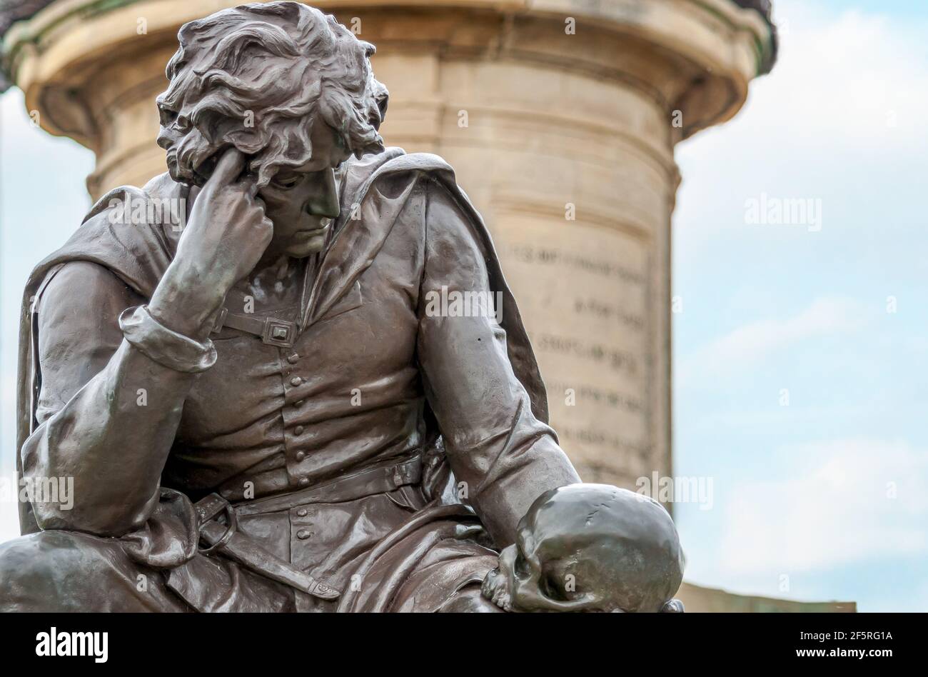 Primo piano della statua di Hamlet di Sir Ronald Gower a Stratford-upon-Avon, Inghilterra, Regno Unito Foto Stock