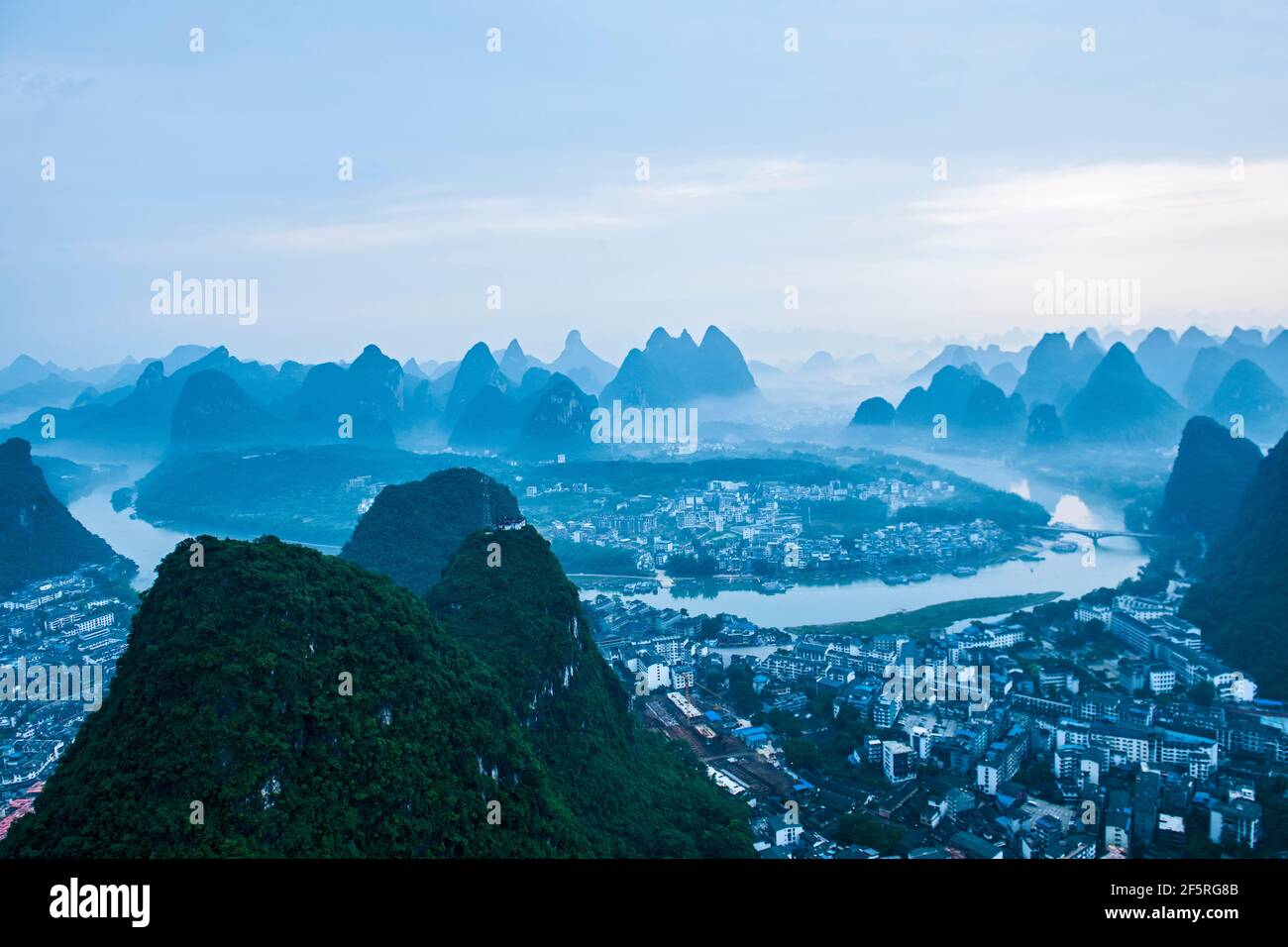 Nebbia intorno alle cime calcaree di Yangshuo nella provincia di Guangxi / Cina Foto Stock