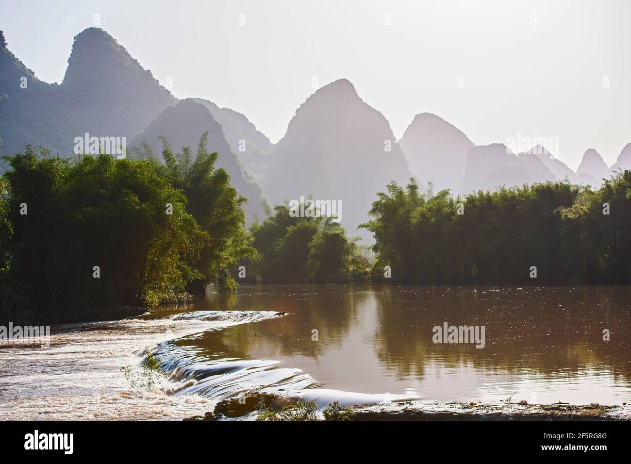 Il fiume Yulong vicino a Yangshuo nella provincia di Guangxi / Cina Foto Stock