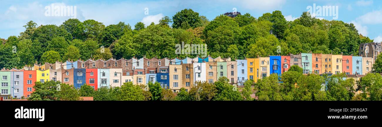 Panorama di colorate case terrazza sulla collina Clifton, visto da Floating Harbour, Bristol, Somerset, Regno Unito Foto Stock