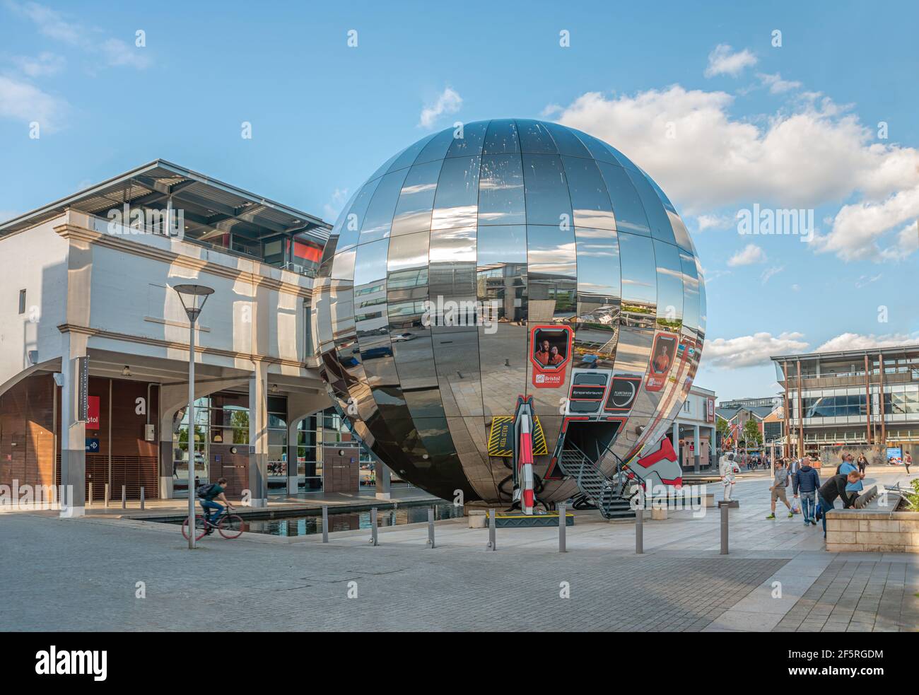Mirrored Planetarium Sphere Millenium Square of Bristol, Somerset, Inghilterra, UK Foto Stock