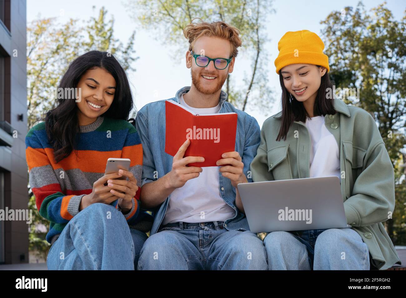 Gruppo di felici studenti multirazziali che studiano insieme, imparano la lingua, si preparano per l'esame, concetto di educazione Foto Stock