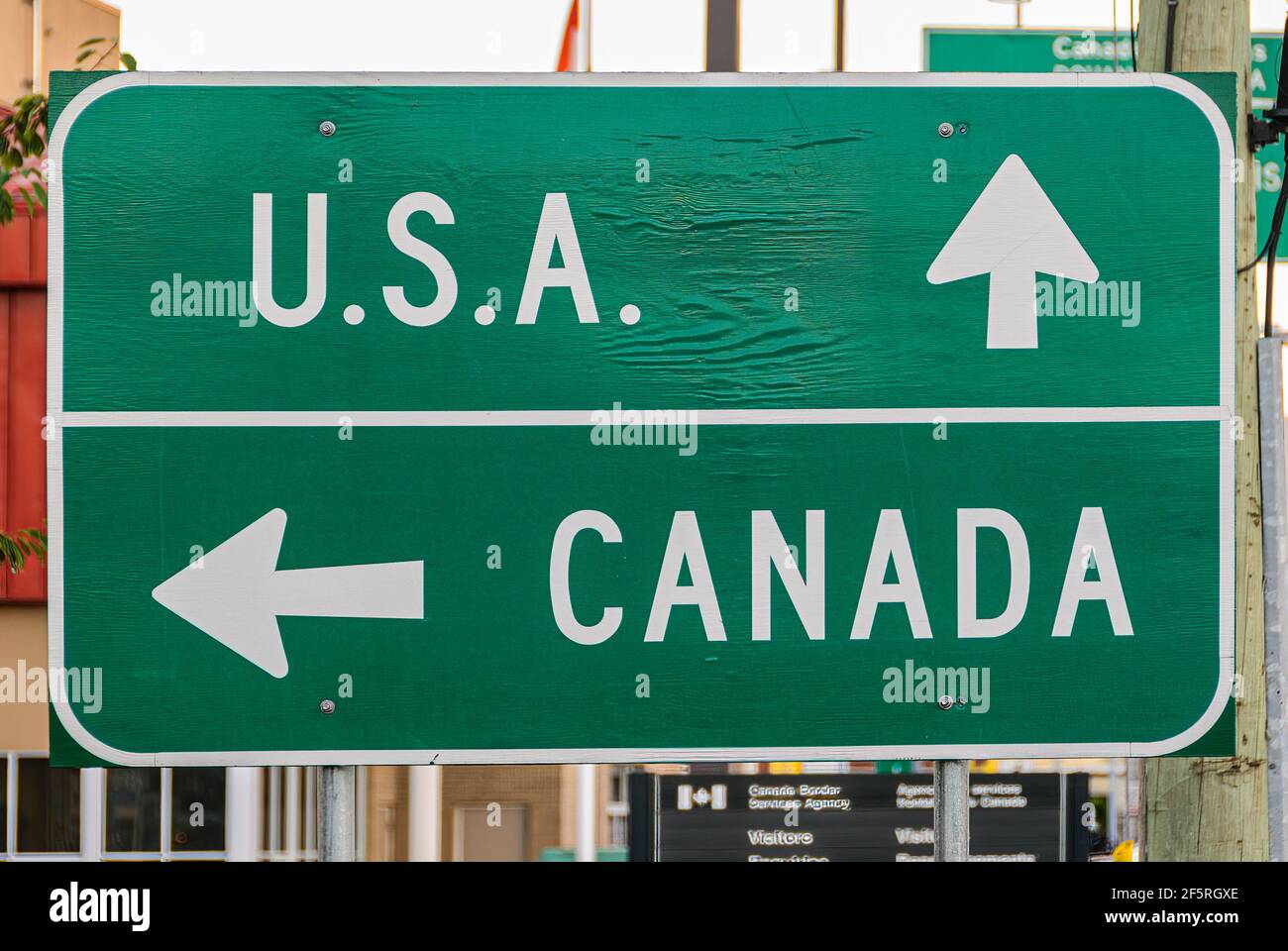 Segnale di attraversamento di frontiera verde e bianco per gli Stati Uniti e il Canada a Huntingdon, British Columbia, all'avvicinarsi della stazione di immigrazione al confine internazionale Foto Stock