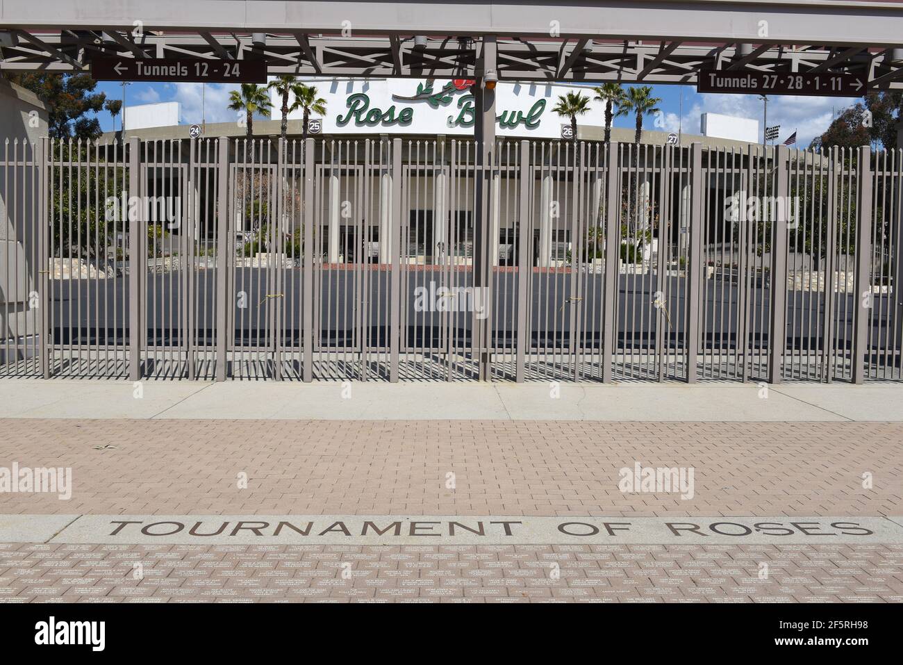 PASADENA, CALIFORNIA - 26 MAR 2021: Torneo di rose nella passeggiata al cancello principale dello stadio di calcio Rose Bowl. Foto Stock