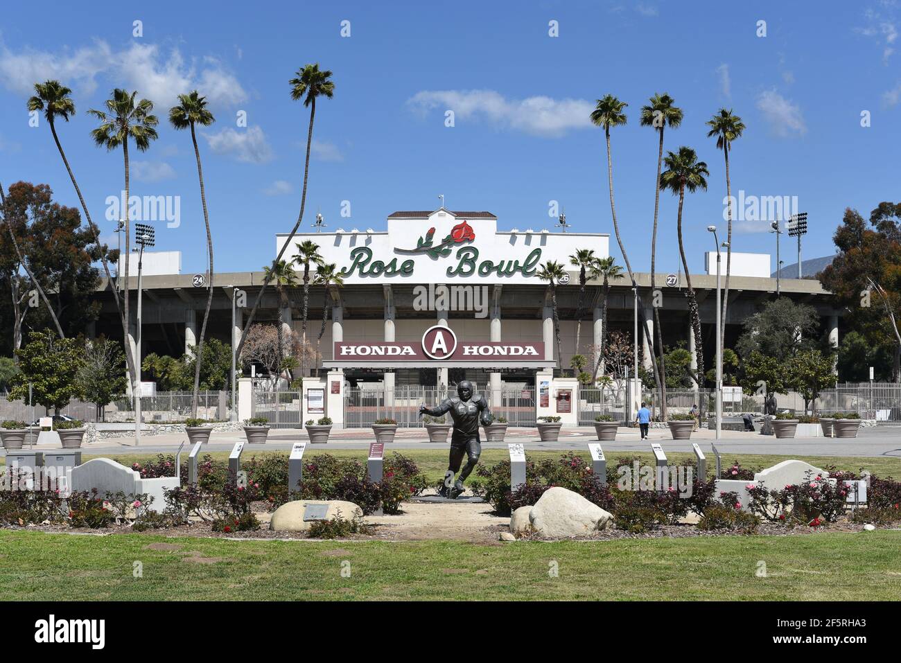 PASADENA, CALIFORNIA - 26 MAR 2021: Memoriale di Jackie Robinson allo stadio di football Rose Bowl. Foto Stock