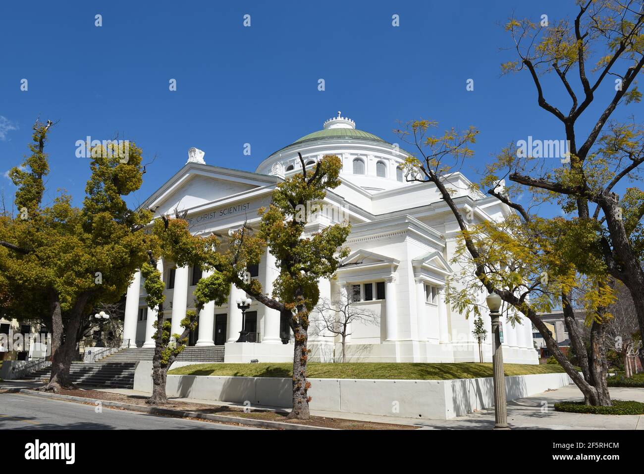 PASADENA, CALIFORNIA - 26 MAR 2021: La prima Chiesa di Cristo scienziato. L'edificio in stile rivival classico è stato costruito nel 1909. Foto Stock