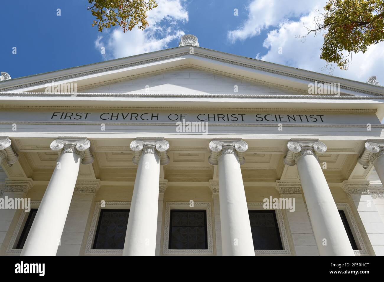 PASADENA, CALIFORNIA - 26 MAR 2021: La prima Chiesa di Cristo scienziato. L'edificio in stile rivival classico è stato costruito nel 1909. Foto Stock
