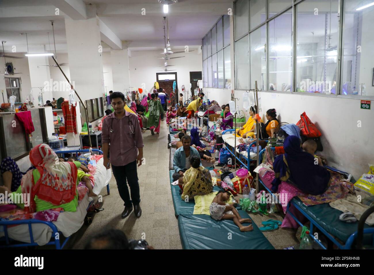 Pazienti dengue che si trovano sul pavimento al Shaheed Suhrawardy Medical College Hospital. Dhaka, Bangladesh. Foto Stock