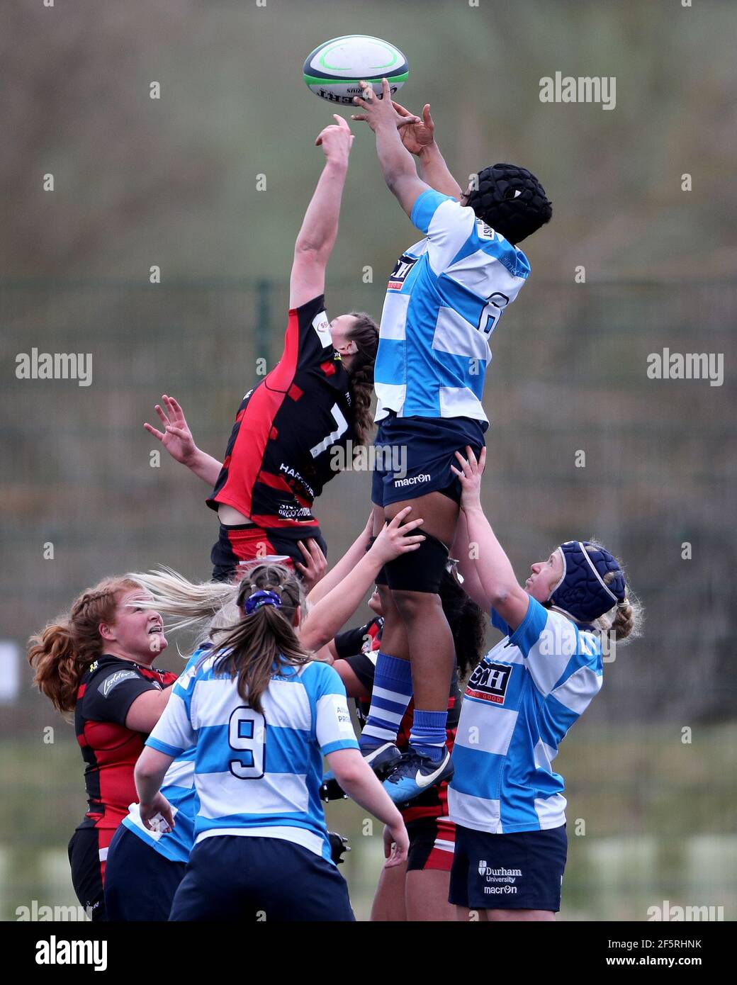 DURHAM CITY, REGNO UNITO. 27 MARZO: Maisy Allen di Gloucester Hartpury contesta una linea con DMP Durham Sharks' Tiana Gordon durante la partita FEMMINILE ALLIANZ PREMIER 15S tra DMP Durham Sharks e Gloucester Hartpury Women al Castello di Maiden, Durham City, sabato 27 Marzo 2021. (Credit: Mark Fletcher | MI News) Credit: MI News & Sport /Alamy Live News Foto Stock