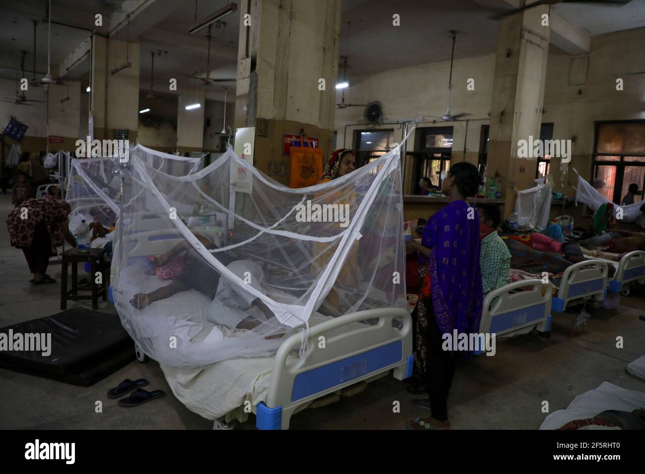 Pazienti con febbre da dengue virale trasmessa da zanzare che si trovano all'interno di zanzariere presso lo Shaheed Suhrawardy Medical College Hospital di Dhaka. Bangladesh Foto Stock