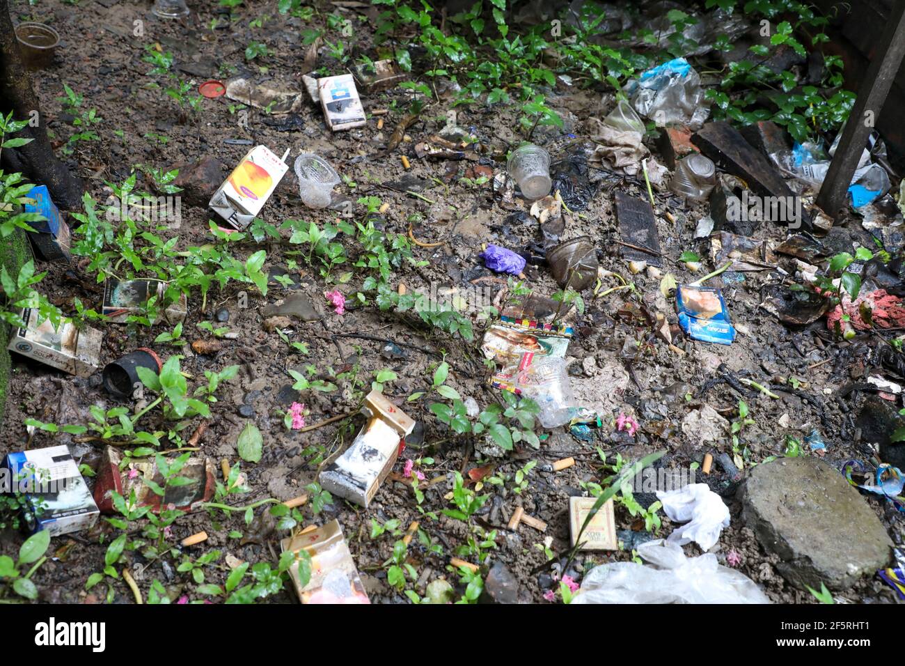 Una sola volta utilizzare tazze di plastica e pacchetti di sigarette in un luogo aperto. Dhaka, Bangladesh Foto Stock
