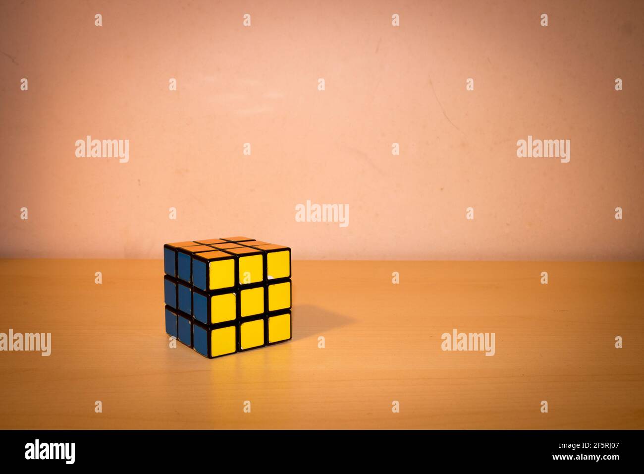 Primo piano di un cubo di Rubik su un tavolo di legno Foto Stock