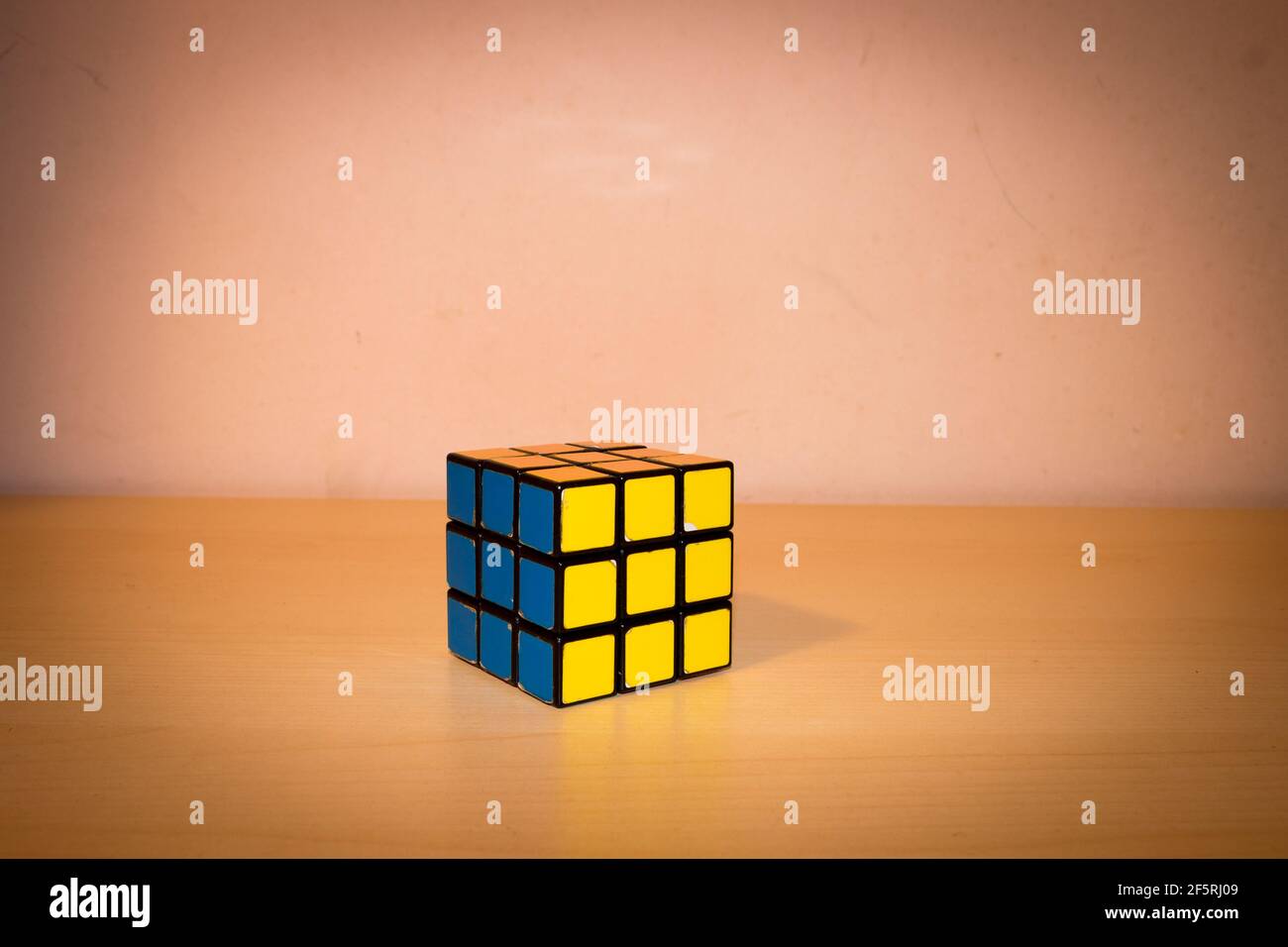 Primo piano di un cubo di Rubik su un tavolo di legno Foto Stock