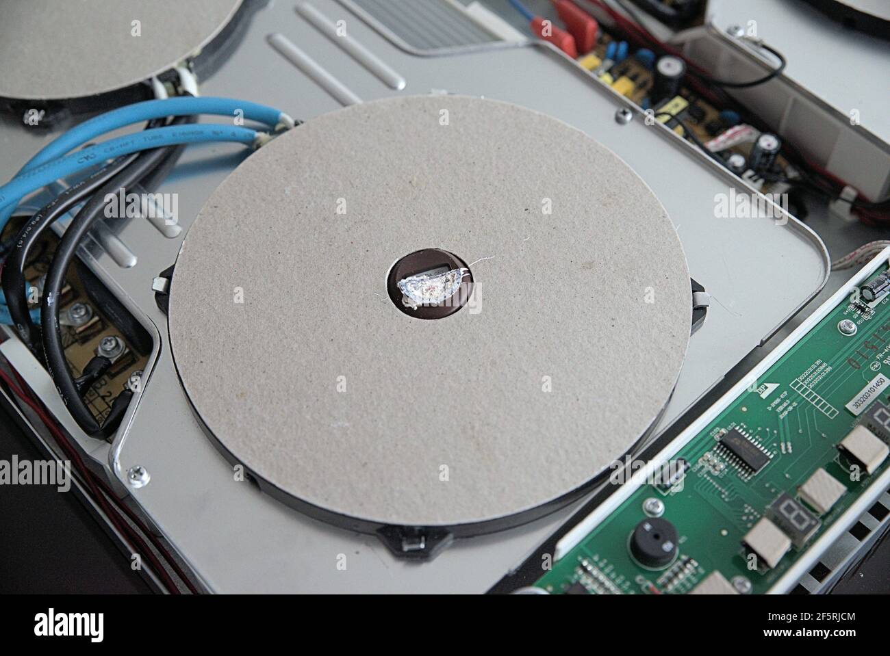 Piastra a induzione smontata senza vetro di copertura, fornello a induzione, scheda a circuito stampato Foto Stock