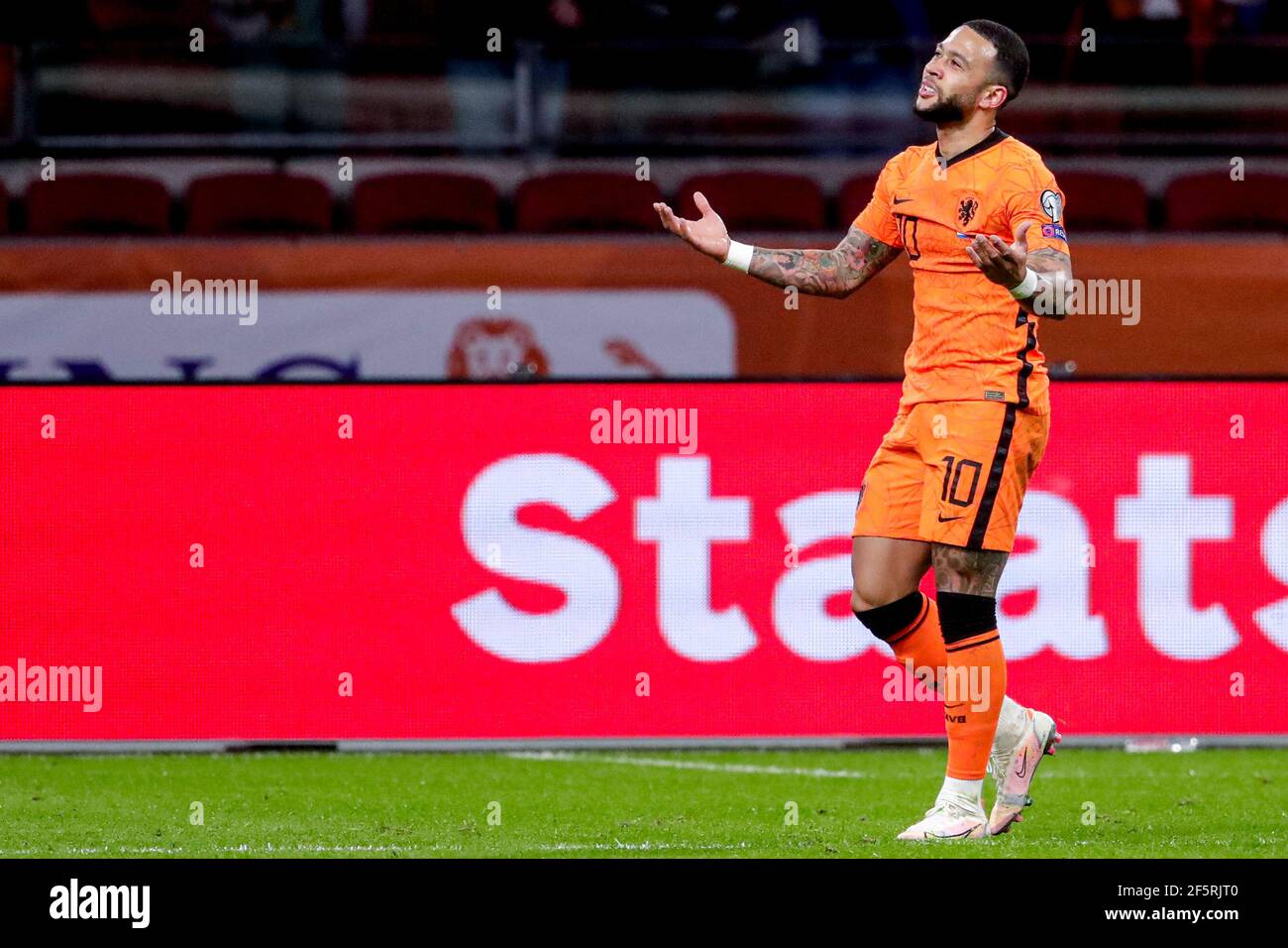 AMSTERDAM, PAESI BASSI - MARZO 27: Memphis Depay dei Paesi Bassi sorprende durante la Coppa del mondo FIFA 2022 Qatar Qualifier match tra Paesi Bassi Foto Stock