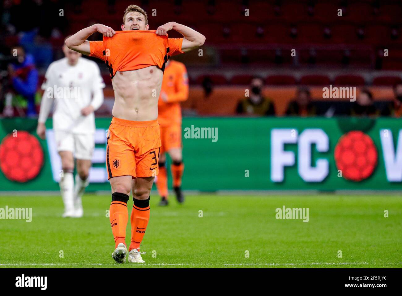 AMSTERDAM, PAESI BASSI - MARZO 27: Matthijs de ligt dei Paesi Bassi arrabbiato, mordendo la sua camicia durante la Coppa del mondo FIFA 2022 Qatar Qualifier match Be Foto Stock